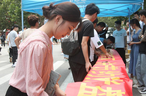 ��ɽ�γ�ְҵ�е�רҵѧУ���С������ж���ϵ�������